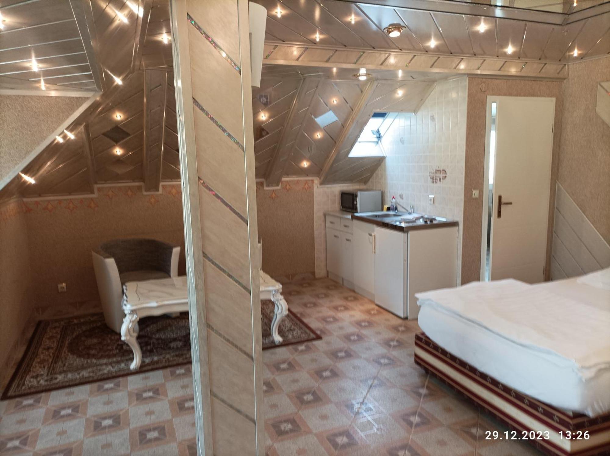 Central Hotel *